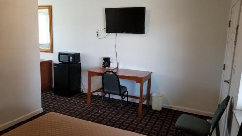 Budget Inn Breezewood - image 6