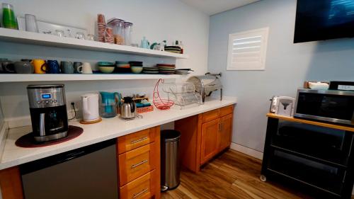 Food and beverages, El Royale Hotel - Near Universal Studios Hollywood in Universal City