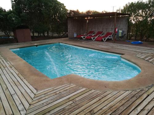 lodge con piscina privada, parcela de campo.