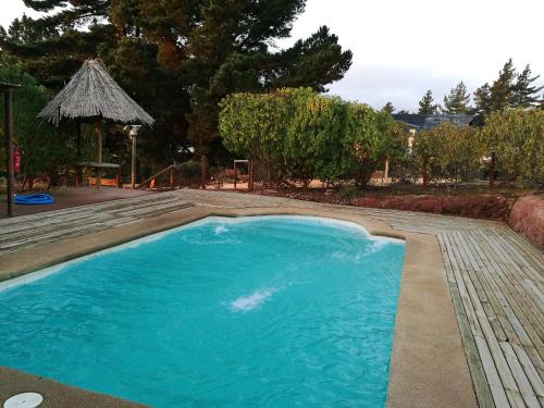 lodge con piscina privada, parcela de campo.