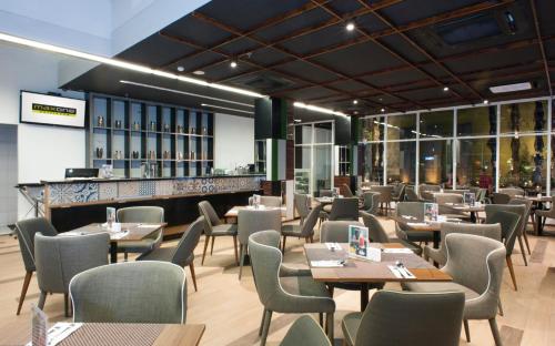 Food and beverages, MaxOneHotels.com@Dharmahusada - Surabaya near DEPOT CHRISTINE