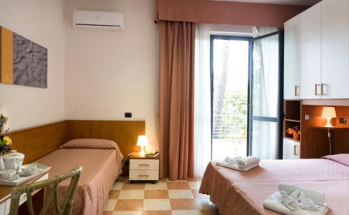1 king bed, 2 twin beds