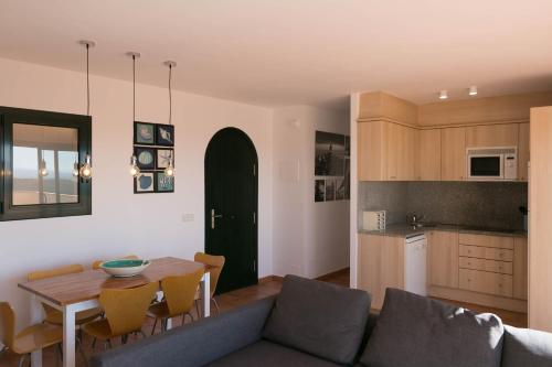 2 bedroom apartment close to the center of Begur. Terrace and panoramic sea views (Ref:H41) - main image