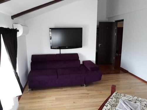 Casa Dyny 2 Mai