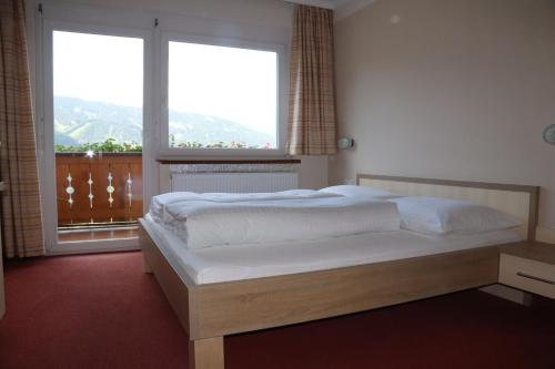 1 queen bed, 1 sofa bed