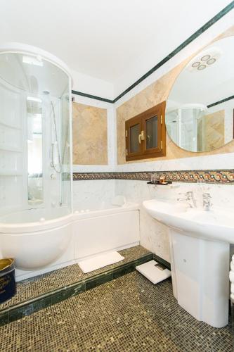 room detail thumbnail 2