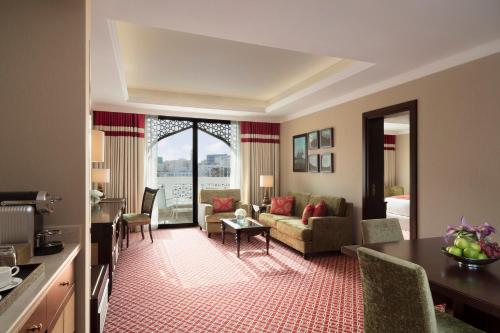 Executive Suite image 5