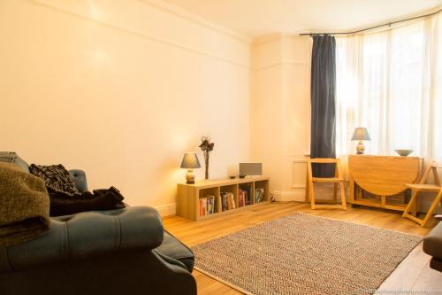 Bright And Spacious 1 Bedroom Flat With Garden