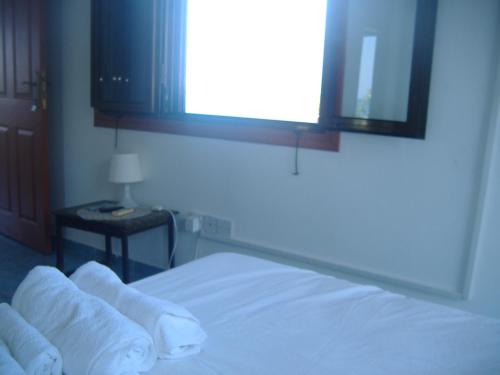 1 double bed, 2 twin beds