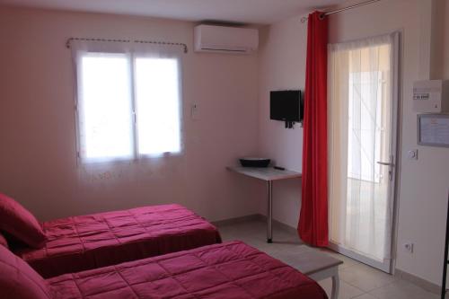2 twin beds, 1 sofa bed