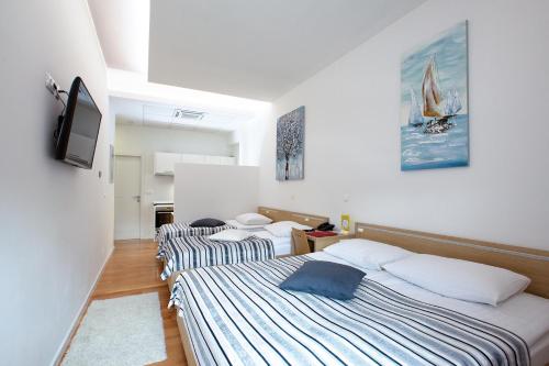 1 queen bed, 2 twin beds