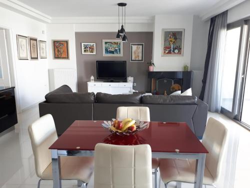  Luxurious House Near the Sea in Porto Rafti
