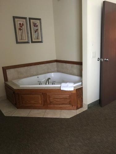 Randolph Inn and Suites - image 4
