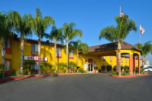 Entrance, Americas Best Value Inn & Suites Madera in Madera (CA)