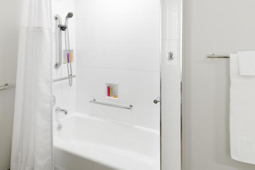 Skyline View Two Queen Beds - ADA Hearing/Visual/Bathtub image 6