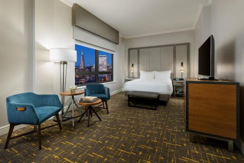 Premier Queen Room with Skyline View