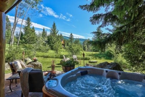 Bañera de hidromasaje, A Suite Retreat - Beyond Bed & Breakfast in Sun Peaks (BC)