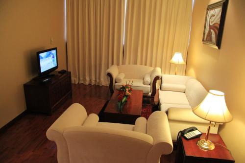 Trianon Royal Hotel - image 2