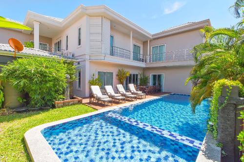 Luxury 7 Bedroom Sleeps 14 Pool Villa in Pattaya Luxury 7 Bedroom Sleeps 14 Pool Villa in Pattaya