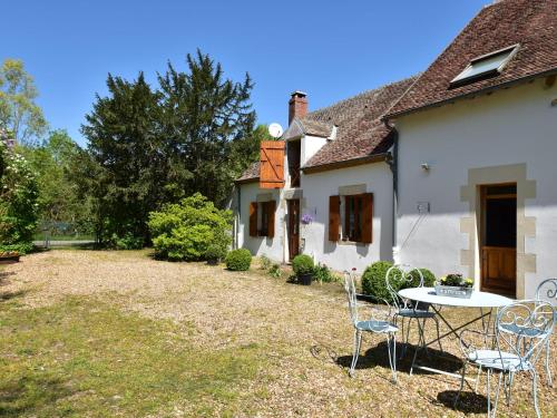 Authentic Holiday Home in Burgundy with Large Swimming Pool