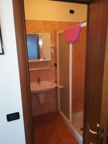 B&B Ciampino Stop at B&B Ciampino to discover the wonders of Ciampino. The property features a wide range of facilities to make your stay a pleasant experience. Free Wi-Fi in all rooms, daily housekeeping, private