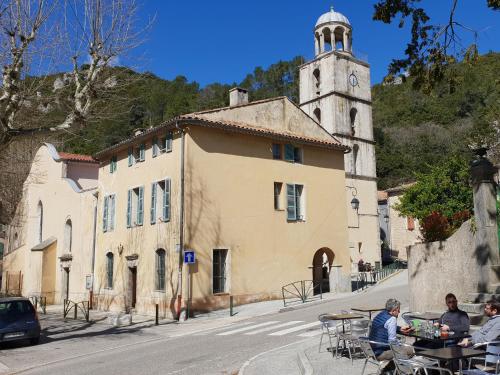 Charming villa in Meounes-les-Montrieux with private pool