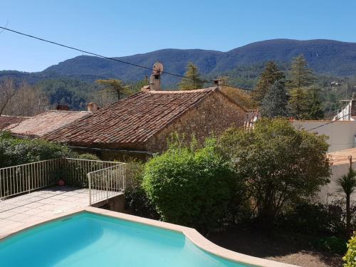 Charming villa in Meounes-les-Montrieux with private pool