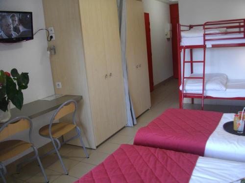 3 twin beds, 1 bunk bed