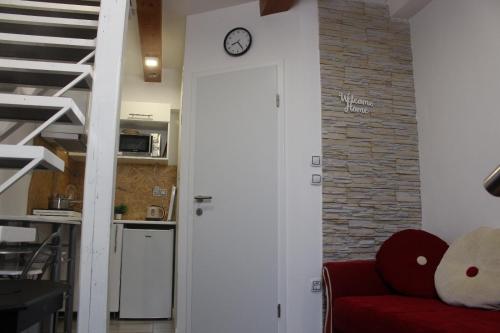  BRAND NEW Minimalist RED SOFA apartment, Centar in Zagreb