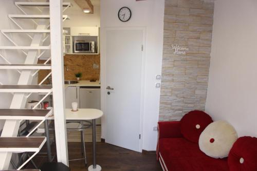  BRAND NEW Minimalist RED SOFA apartment, Centar, Ferienwohnung in Zagreb