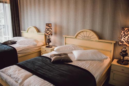 2 queen beds