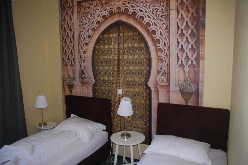 2 twin beds