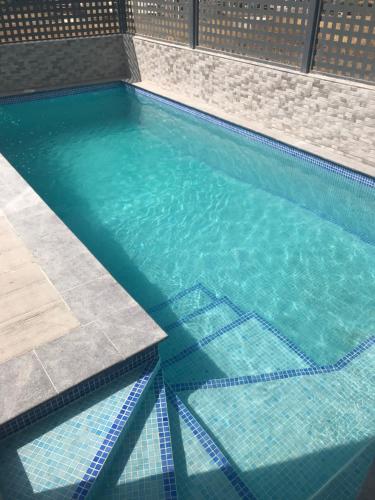  villa moderna con piscina privada, jardín y vista al Mar in Torre del Mar