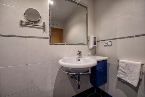 Apartamentos VIDA Mar de Laxe Stop at Apartamentos VIDA Mar de Laxe to discover the wonders of Laxe. Both business travelers and tourists can enjoy the propertys facilities and services. Service-minded staff will welcome and guid