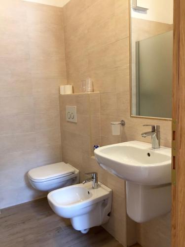 Bathroom, Hotel Ginepro in Aprica