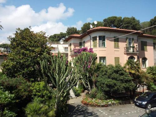 Hotel La Scogliera Hotel La Scogliera is conveniently located in the popular Bordighera area. The hotel has everything you need for a comfortable stay. Service-minded staff will welcome and guide you at the Hotel La Sco