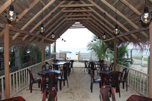 레스토랑, Elegant green beach resort in 트링코말리