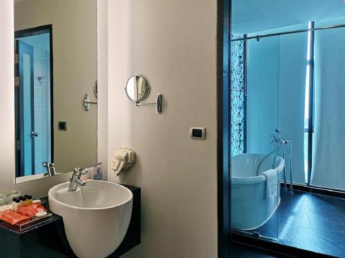 room detail thumbnail 2