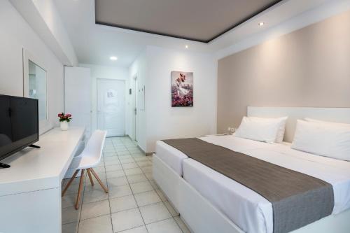 2 twin beds, 1 sofa bed