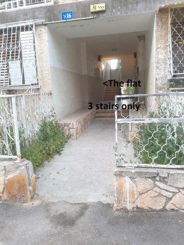 Entrada, 3 Stairs Only to Cozy Flat on Hillel st in Hadar Hakarmel