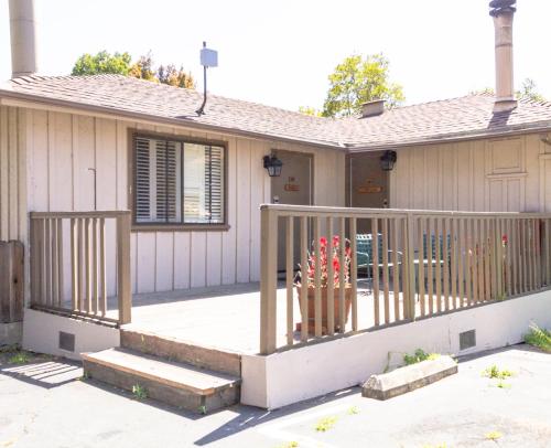 Carmel Resort Inn - image 2