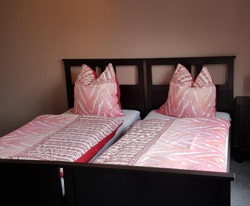 1 double bed, 2 twin beds