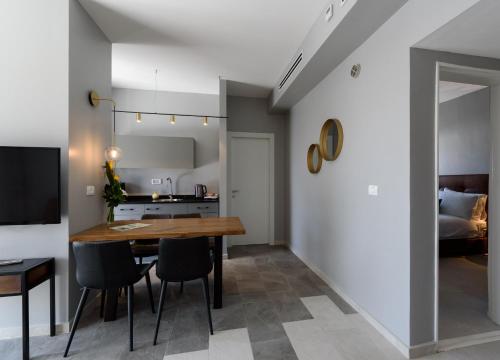 Deluxe One Bedroom Suite with Balcony image 9