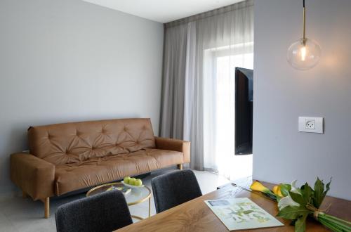 Deluxe One Bedroom Suite with Balcony image 4