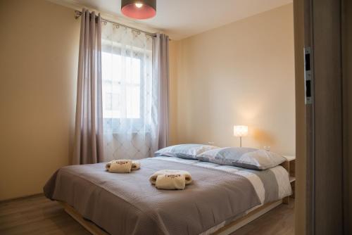 2 twin beds, 1 sofa bed