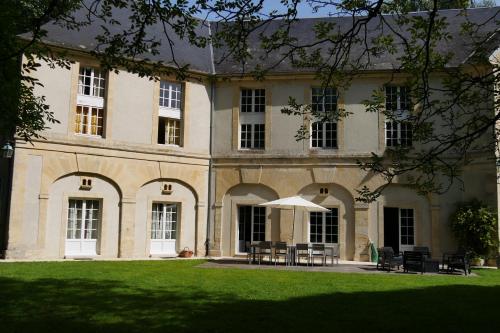 Magnifique château rénové proche bourg grand parc belle terrasse billard, ping pong, proche Bayeux et plages du débarquement - Location saisonnière - Tilly-sur-Seulles