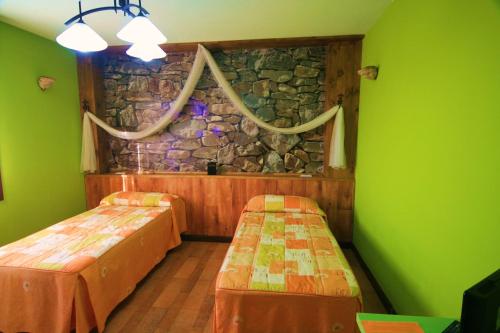 3 twin beds
