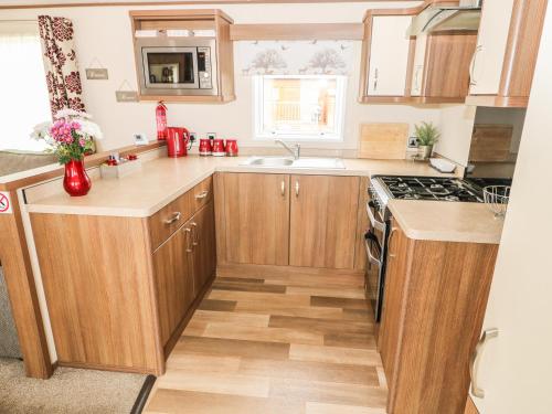 18 Lake View Norwich - image 3