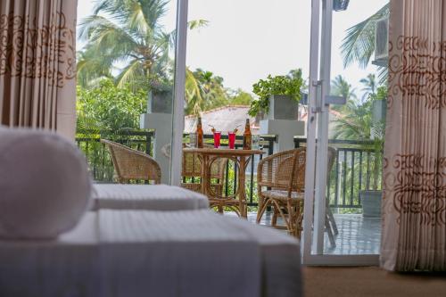 balkon/terras, L&D Stay Inn in Hikkaduwa