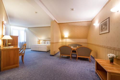 Deluxe Junior Suite with Balcony image 10